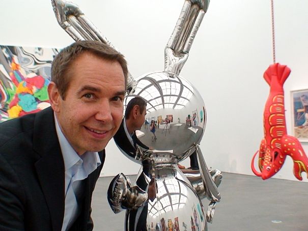 Jeff Koons pose � c�t� de son Lapin, expos� dans le Mus�e d'Art 
contemporain de  Chicago.