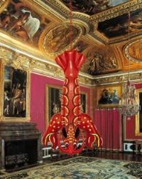 Lobster, le homard g�ant en aluminium polychrome cr�� par Jeff 
Koons (2003), est accroch� dans le salon de Mars du ch�teau de 
Versailles.