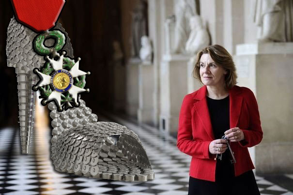 la-presidente-du-chateau-de-versailles-catherine-pegard-a-cote-de-ses-pompes-le-8-avril-2012.jpg